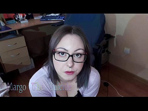 ❤️ Ọmọbinrin ti o ni gbese pẹlu awọn gilaasi buruja Dildo jinna lori Kamẹra Iwa onihoho furo ❌️