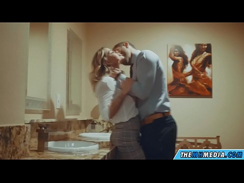 ❤️ Nigbati bilondi ti oyan ba tan ọ ni yara isinmi ti gbogbo eniyan Iwa onihoho furo ❌️